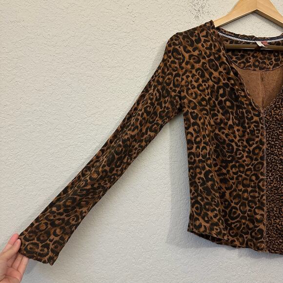 PILCRO ANTHROPOLOGIE Leopard Print Top Brown Waffle Knit Split-Neck - Picture 6 of 10